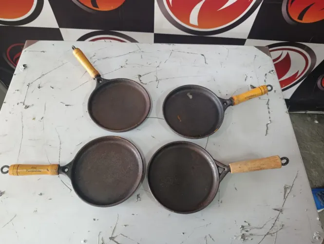 frigideiras de ferro fundido com cabo de madeira.tenhi 4 unidades disponíveis