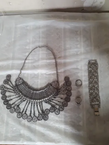 Colar Gargantilha Com Medalhas E Pulseira De Metal Antigas Leia Descrição