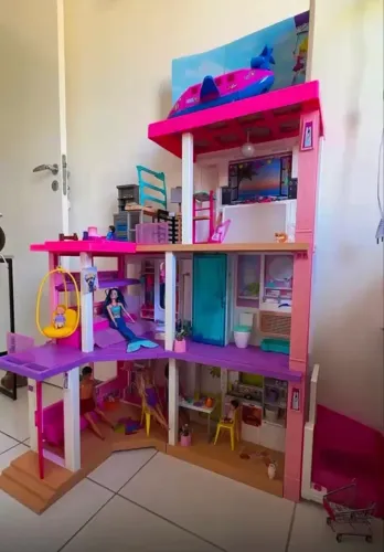 Casa dos sonhos da Barbie com elevador, piscina e tobogã