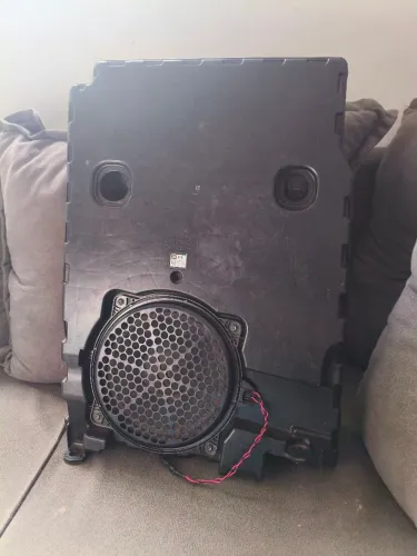 Subwoofer JBL slim para caminhonete