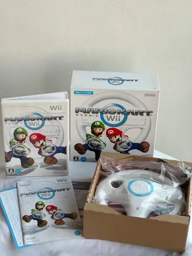 Mario Kart Wii com o volante Wii Wheel (Wii Handle)