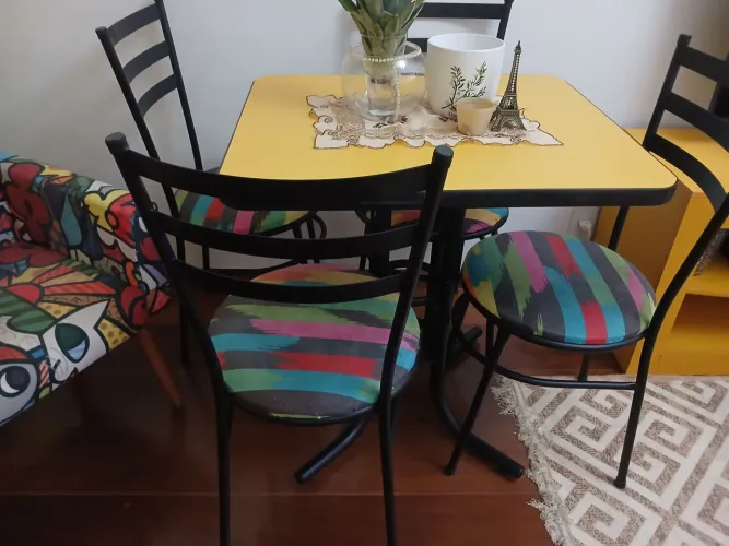 Mesa tampo de madeira com contact amarelo no tampo pé de ferro preto e 4 cadeiras 