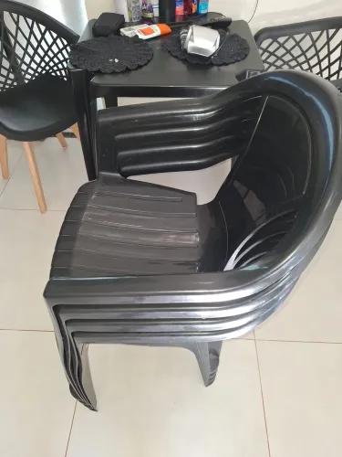 Mesa e 4 cadeiras de plástico. 