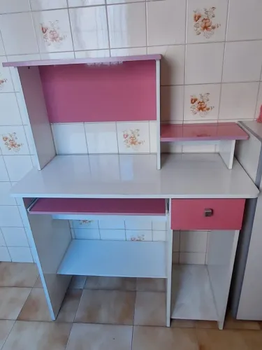 Estante para computador Branca e Rosa