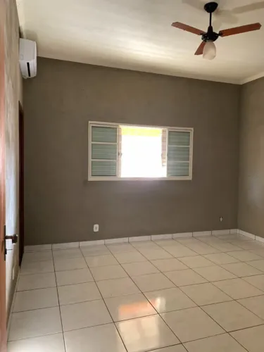 Vendo casa na cidade de Adolfo, casa muito boa e próximo das águas, 2 quartos 1 suíte.