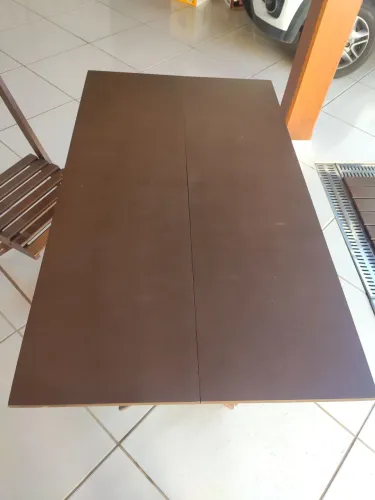 Mesa e 4 cadeiras de madeira dobráveis