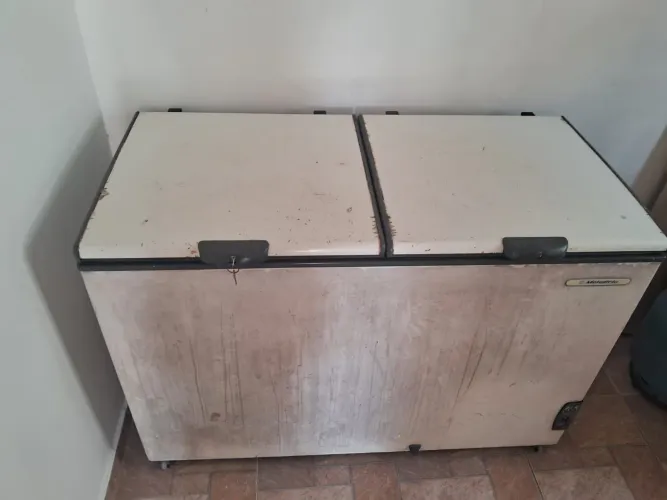 03 Freezers - 01 Metalfrio Horizontal 02 Verticais (Electrolux e Brastemp) tudo por $2.000
