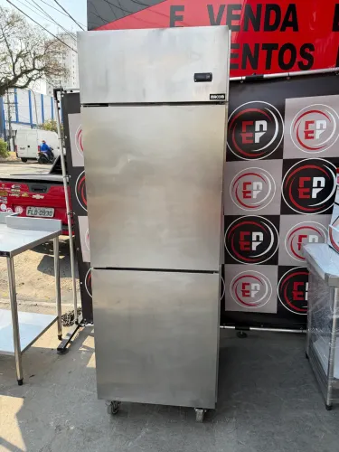 VENDO UMA GELADEIRA VERTICAL 2 PORTAS MACOM SEMI NOVA