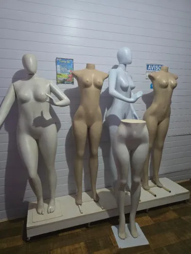 Maniquim e suporte com rodinhas !!!