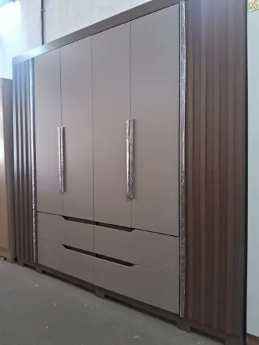 Guarda-roupa doblê casal porta ripada corrediça telescópica puxador em MDF pezinho e PVC