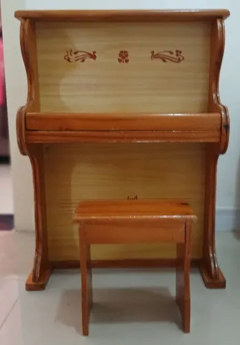 Piano de Brinquedo Vintage Hering em Madeira com Banquinho