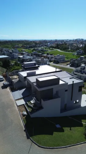 Luxuosa Residência no Condomínio Jardim Ingleses - Florianópolis