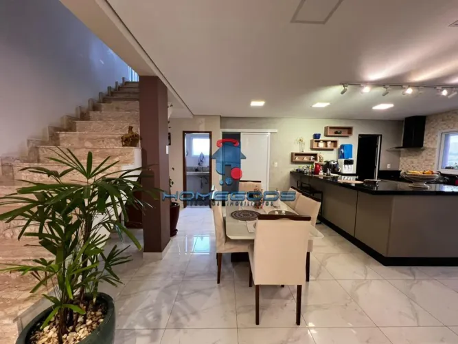 Casa comercial e residencial à venda com 400m² construídos, 4 suítes, 3 pavimentos com esp