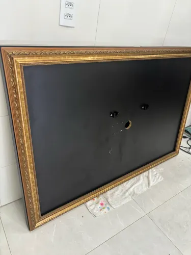 Painel em MDF com moldura clássica dourada