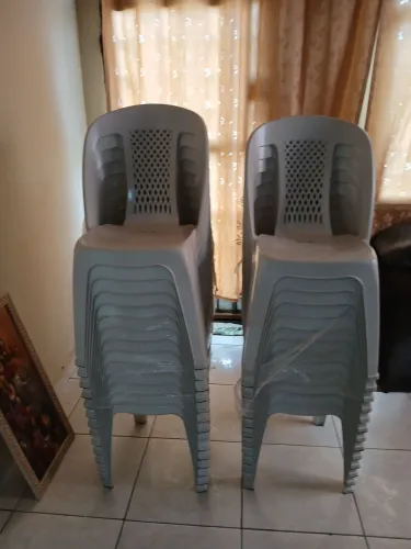 Vendo 29 cadeiras plastica resistente ate 154 kl 700 reais todas