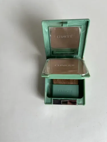 Pó compacto universal Clinique status mate sheer