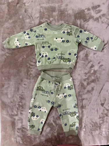 Conjunto moletom verde de carros. Tamanho 3-6 meses.