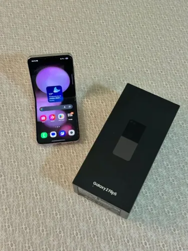 Vendo ou troco zflip 5 completo com nota fiscal ainda na garantia.