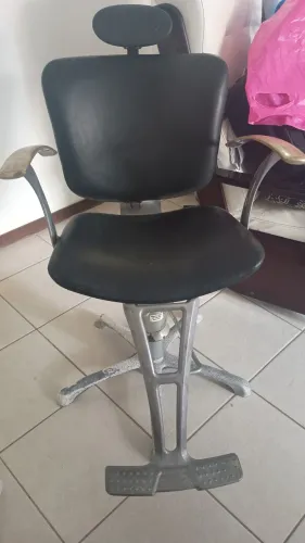 Vendo cadeira hidráulica e encosto removível em prefeita condição