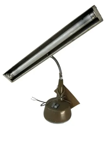 luminária de mesa vintage - metalúrgica art luz - no estilo xerife - feita em metal , com