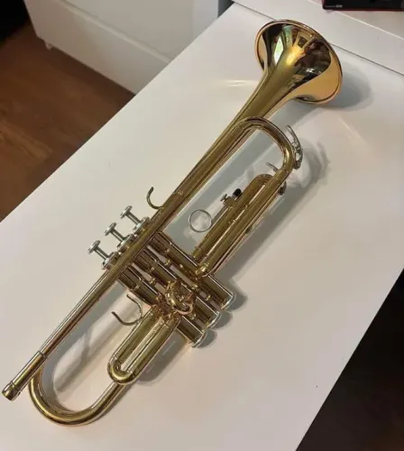 Trompeta estándar japonesa Yamaha YTR-2330