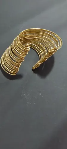 Bracelete dourado lindíssimo (bijuteria)