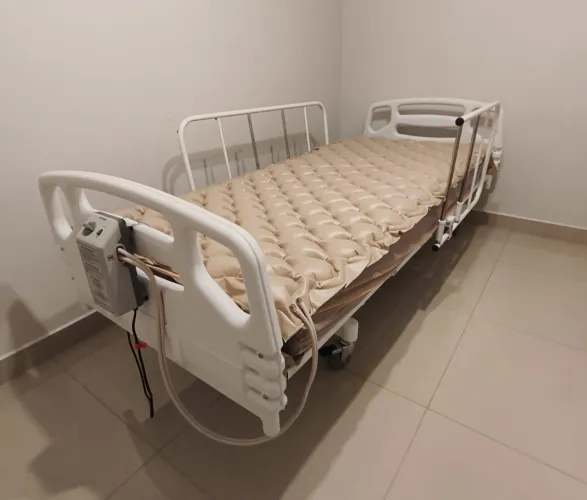 Cama hospitalar motorizada