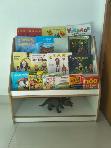 Estante de livros infantil em MDF