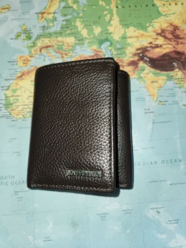 carteira masculina de couro legítimo marrom texturizado da marca Rivet & Burr 