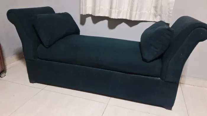 Sofá (divã) suede azul petróleo. 