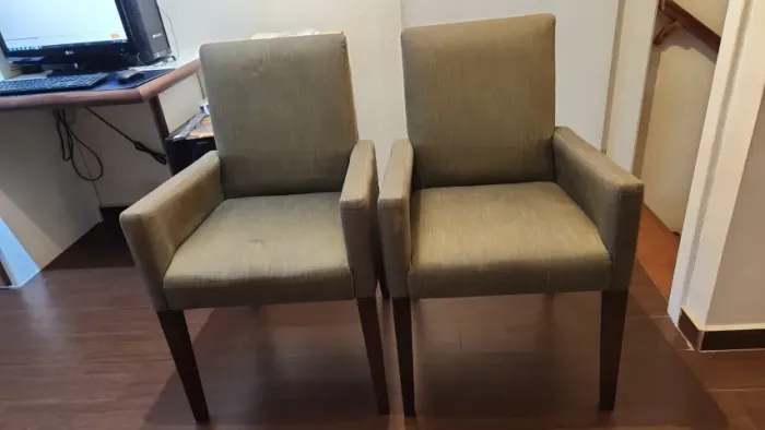 Cadeira de sala de estar - Unidade R$ 200,00 - Largura:52cm Altura:90cm Comprimento:52cm