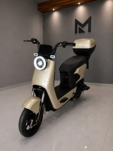 MOTO ELÉTRICA BATERIA DE LÍTIO COM PNEUS BLINDADOS E BAÚ