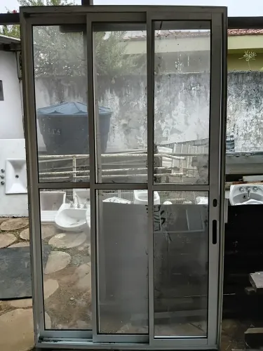 Porta de alumínio de correr com 3 folha medida 2.me e 10 cm.por 1.20 de largura 