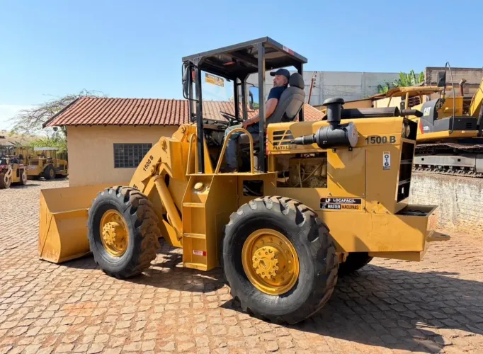 Vende-se Pá Carregadeira FiatAllis 1500B ano: 1980