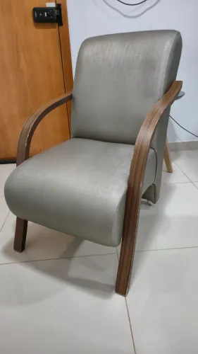 Poltronas (2) em courino