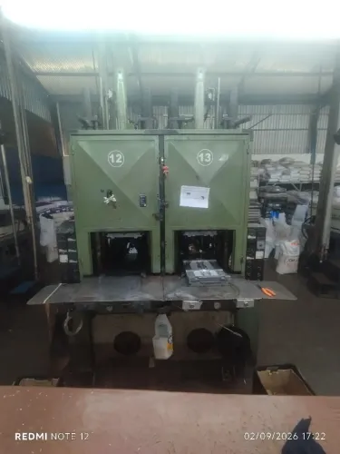 Vendo máquina injetora Himaco dupla. Ótimo estado, canhão e fechamento bons.