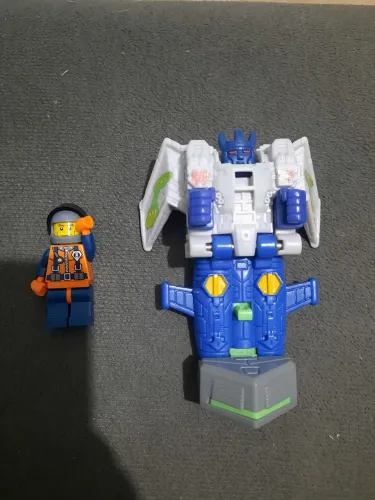 2 brinquedos para colecionar 