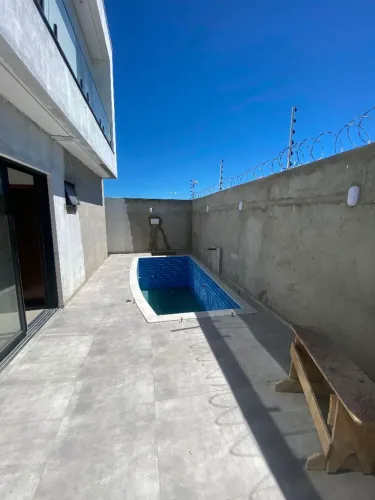 Aluga-se casa em condomínio fechado<br>