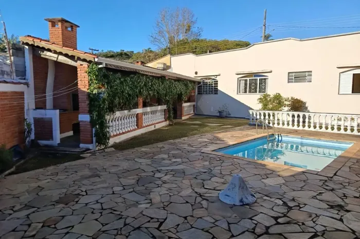 "Alugue Casa Térrea, com 3 dormitórios + piscina na Vila Santista, Atibaia!"