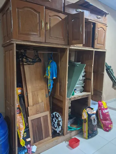Guarda-roupa de madeira - Desmontado