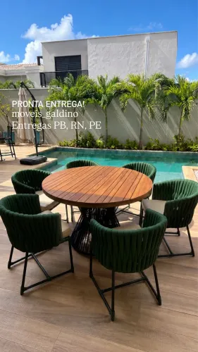 Conjunto de mesa redonda de madeira com seis cadeiras