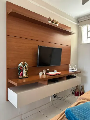 Painel de TV seminovo + rack suspenso