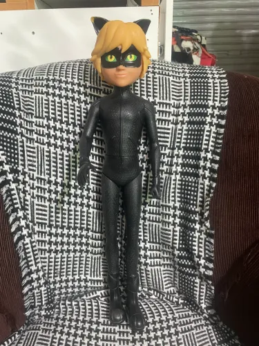 Ben 10 gigante e boneco do Cat Noir