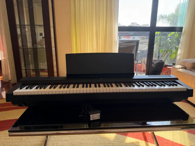 Piano Digital Yamaha P-125 BK Preto com Fonte e Case