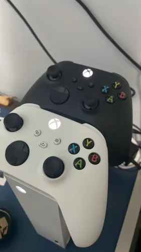 XBOX SÉRIES S + 2 CONTROLES ORIGINAIS + 1 HD Externo de 1TB