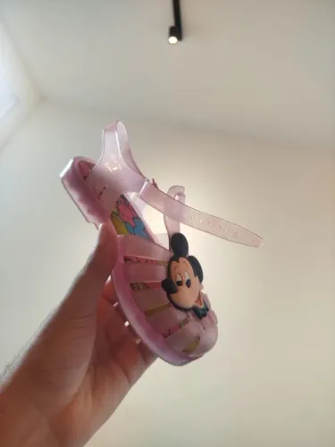 Mini Melissa Possession + Disney 100 em glitter rosa. TAM 30