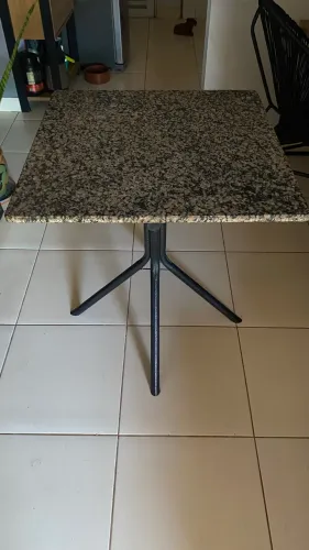 Mesa 90x90 tampo em pedra base matalica
