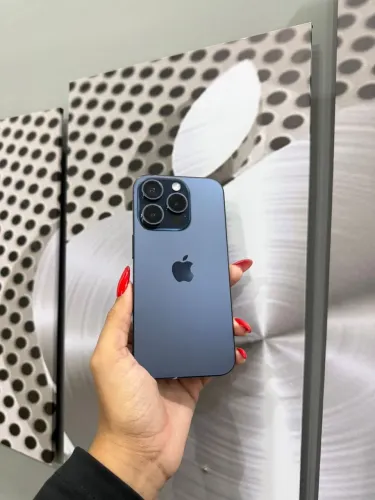 IPHONE 15 PRO 128GB - titânio azul com bateria 88% sem detalhes