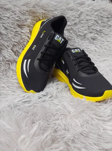 Tênis caterpillar preto C amarelo