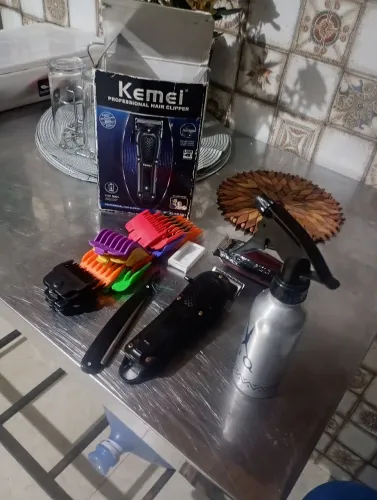 Vendo máquina de cabelo Pete 1au7 1 borrifador e maquinha com defeito e uma navalha por
